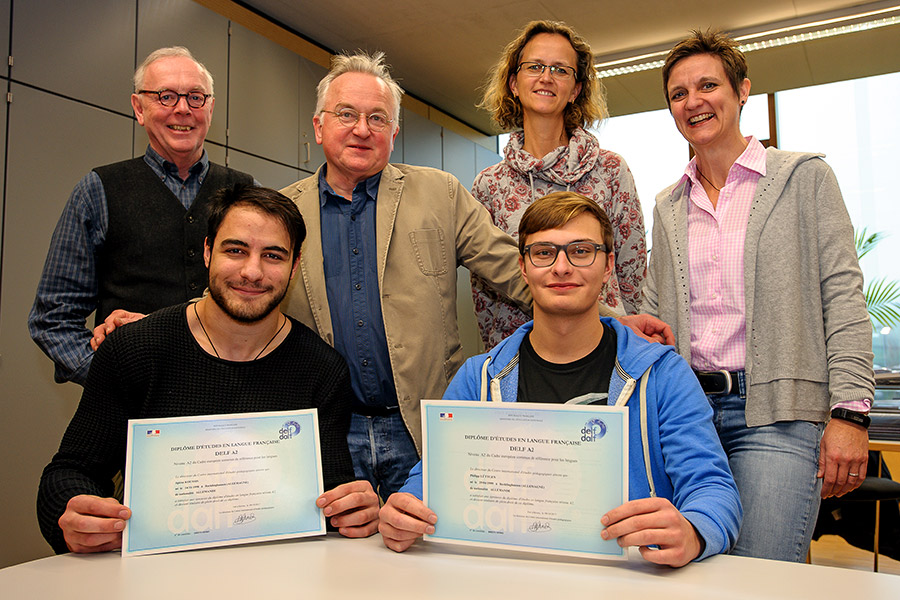 DELFZ-Zertifikate 2017: Von links nach rechts: 1. Reihe: Spiros Koussis, Philipp Lüttgen 2. Reihe: Dr. Schultes-Bannert, Jochen Lütgens, Imke Thymian (Fremdsprachenkoordinatorin), Kerstin Hanisch (Europabeauftragte)