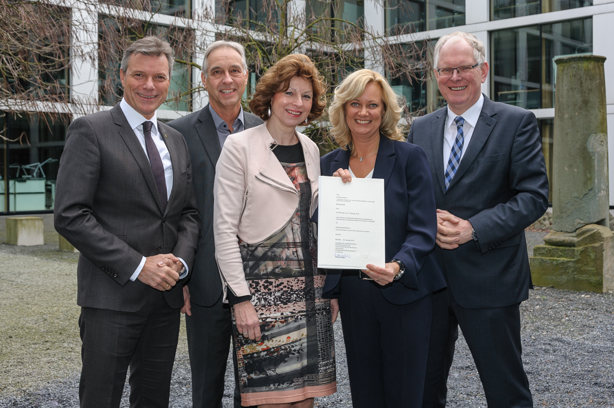 Regierungsschuldirektorin Barbara Herlinger und Landrat Cay Süberkrüb.