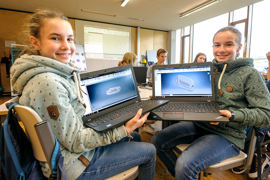 Julia Anna Vöhringer und Emma Sofie Vöhringer im 3D Druckzentrum