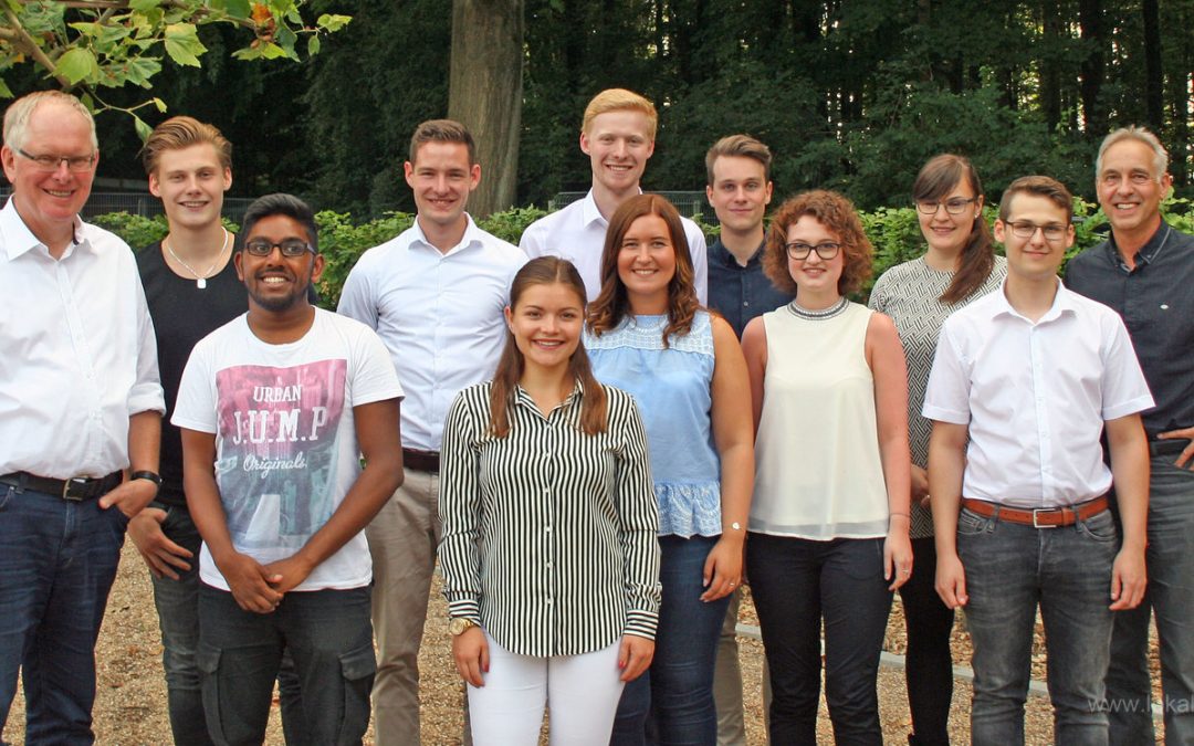 Landrat Cay Süberkrüb (l.) und Fachbereichsleiter Dr. Richard Schröder (r.) gratulierten Dominik Hofmann, Samuel Mariyarasa, Sebastian Rüter, Pauline Oberheim, Patrick Römgens, Christina Mura, Lennart Haase, Isabel Müller, Sarah Cornelius und Marvin Lazar zum hervorragenden Abitur. (Foto: Kreis Recklinghausen)