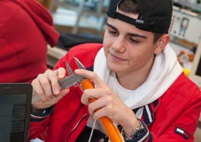 Schülerinnen und Schüler der Dietrich-Bonhoefer-Realschule informierten sich über den Bildungsgang Ingenieurswissenschaften. In diesem Zusammenhang bastelten sie eine möglichst tragfähige Brücke aus Papier und eine Feststoffrakete.