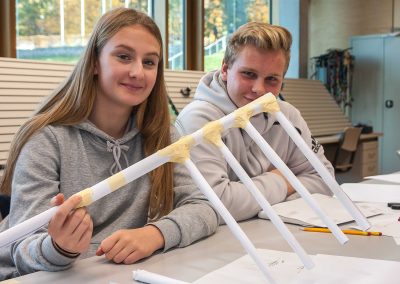 Schülerinnen und Schüler der Dietrich-Bonhoefer-Realschule informierten sich über den Bildungsgang Ingenieurswissenschaften. In diesem Zusammenhang bastelten sie eine möglichst tragfähige Brücke aus Papier und eine Feststoffrakete.