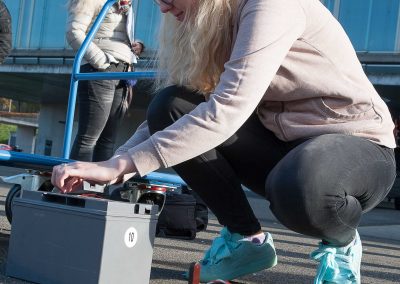 Schülerinnen und Schüler der Dietrich-Bonhoefer-Realschule informierten sich über den Bildungsgang Ingenieurswissenschaften. In diesem Zusammenhang bastelten sie eine möglichst tragfähige Brücke aus Papier und eine Feststoffrakete.