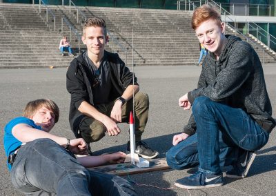 Schülerinnen und Schüler der Dietrich-Bonhoefer-Realschule informierten sich über den Bildungsgang Ingenieurswissenschaften. In diesem Zusammenhang bastelten sie eine möglichst tragfähige Brücke aus Papier und eine Feststoffrakete.