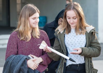 Schülerinnen und Schüler der Dietrich-Bonhoefer-Realschule informierten sich über den Bildungsgang Ingenieurswissenschaften. In diesem Zusammenhang bastelten sie eine möglichst tragfähige Brücke aus Papier und eine Feststoffrakete.