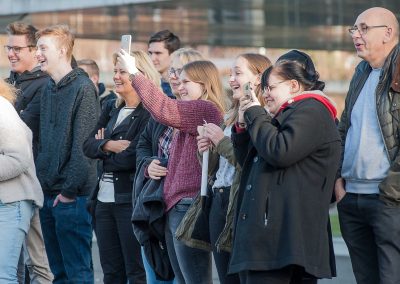 Schülerinnen und Schüler der Dietrich-Bonhoefer-Realschule informierten sich über den Bildungsgang Ingenieurswissenschaften. In diesem Zusammenhang bastelten sie eine möglichst tragfähige Brücke aus Papier und eine Feststoffrakete.