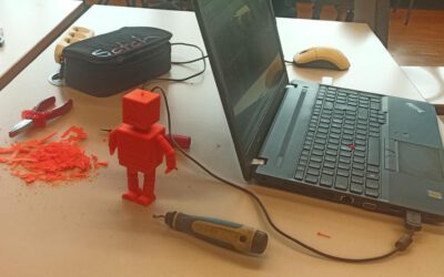 Schüler*innen der Talentschule arbeiten am 3D-Drucker