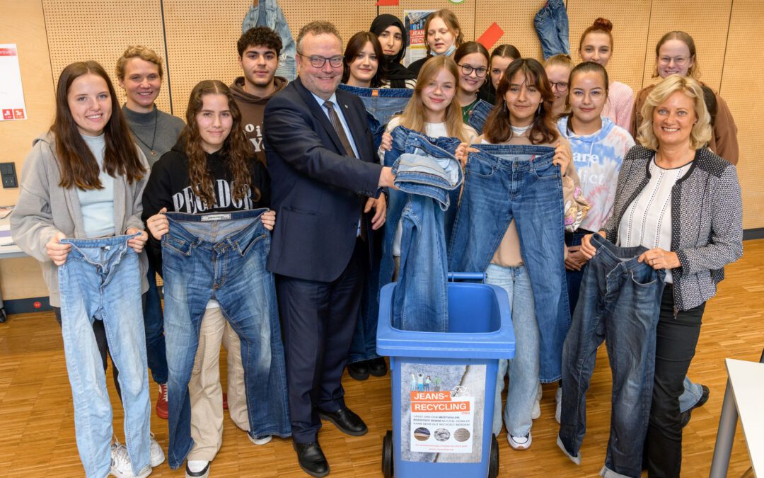 Landrat Bodo Klimpel besucht das Projekt “Jeans-Recycling”