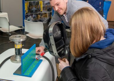 Uwe Bleker von der Felco-GmbH aus Recklinghausen half beim Bedienen des Schweißsimulators.