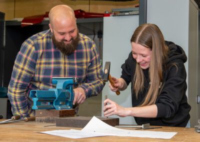 In der Metallwerkstatt: Lehrer David Pohl mit Penelope Heiling, die gerade ihr handwerkliches Geschick erprobt