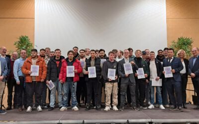 Elektroniker feiern erfolgreichen Abschluss